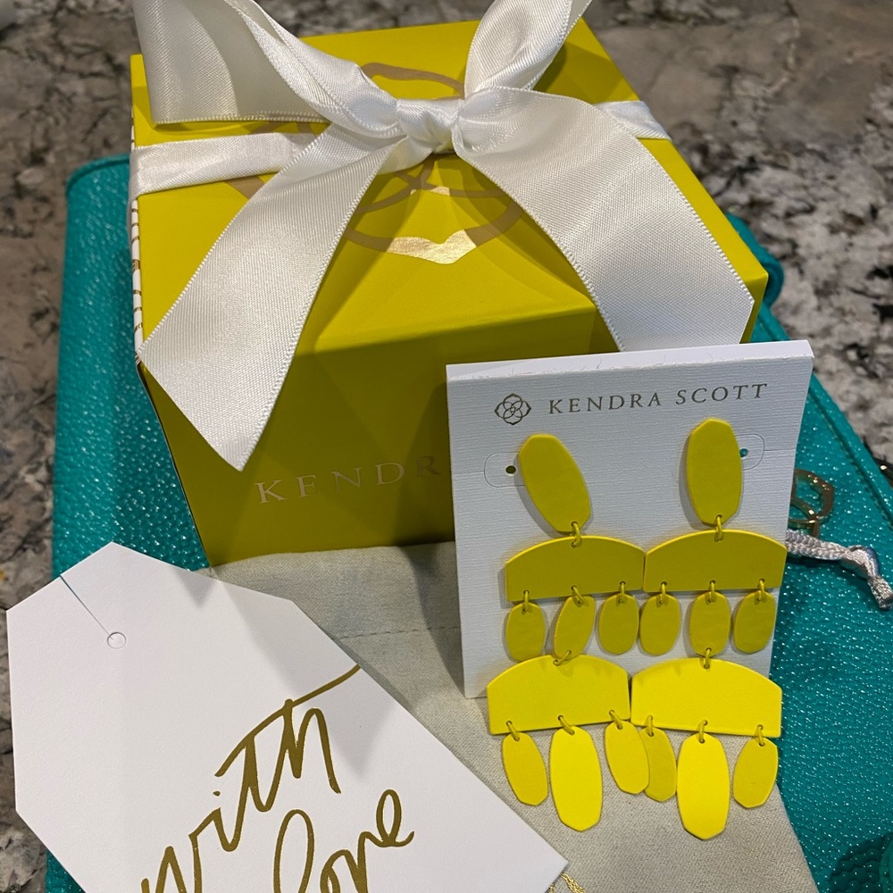 NWOT KENDRA SCOTT YELLOW EMMETT EARRINGS GIFT BOX
